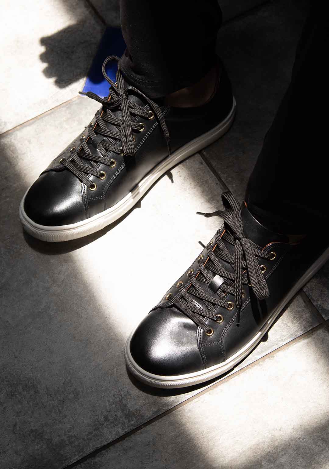 Vintage Sneakers in Black